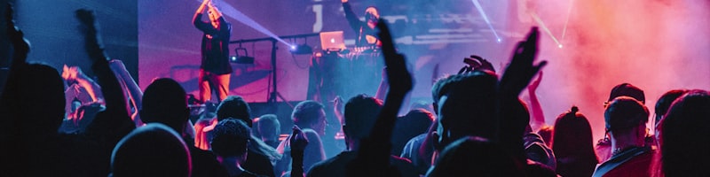 k1集团球迷社区互动广场 - 球迷部落讨论热烈场景